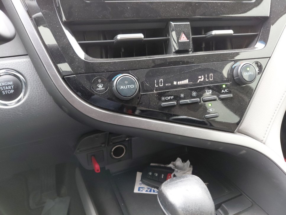 Toyota Camry SE 2021 image