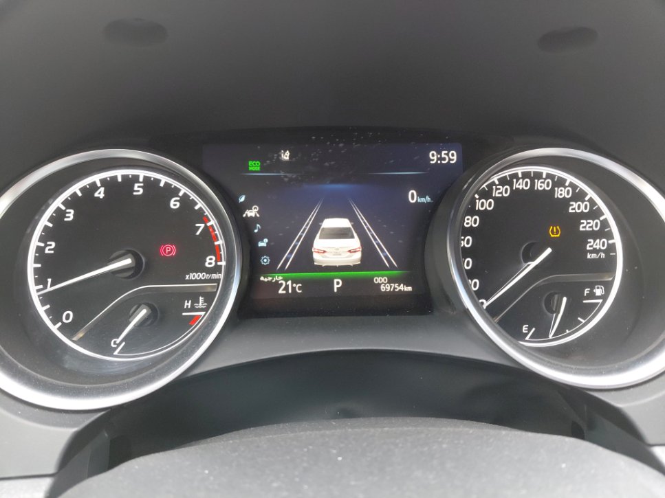 Toyota Camry SE 2021 image