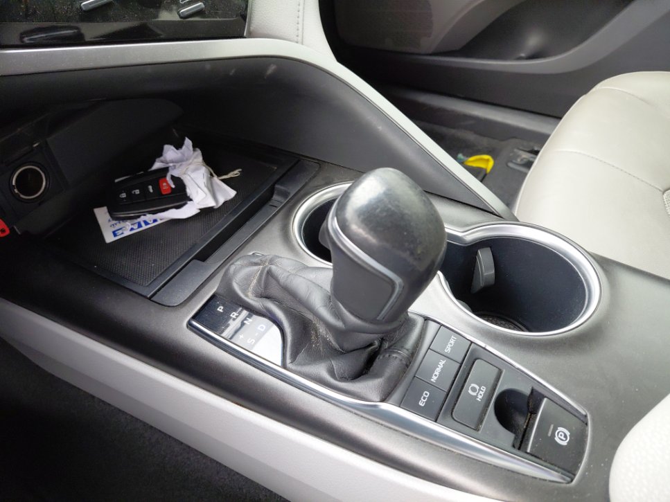 Toyota Camry SE 2021 image