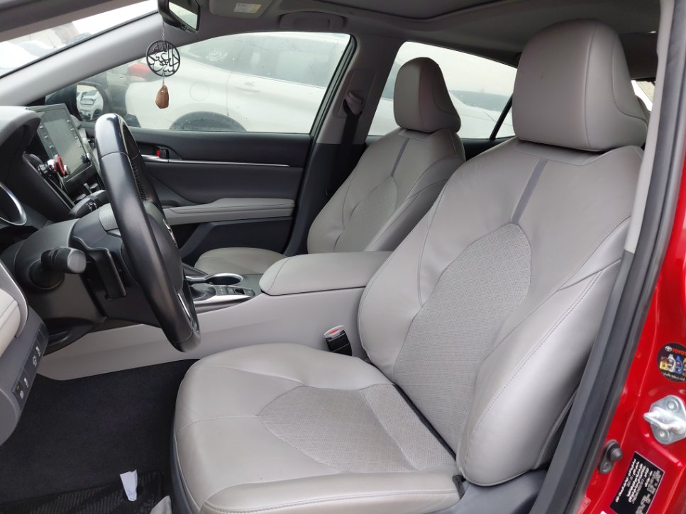 Toyota Camry SE 2021 image