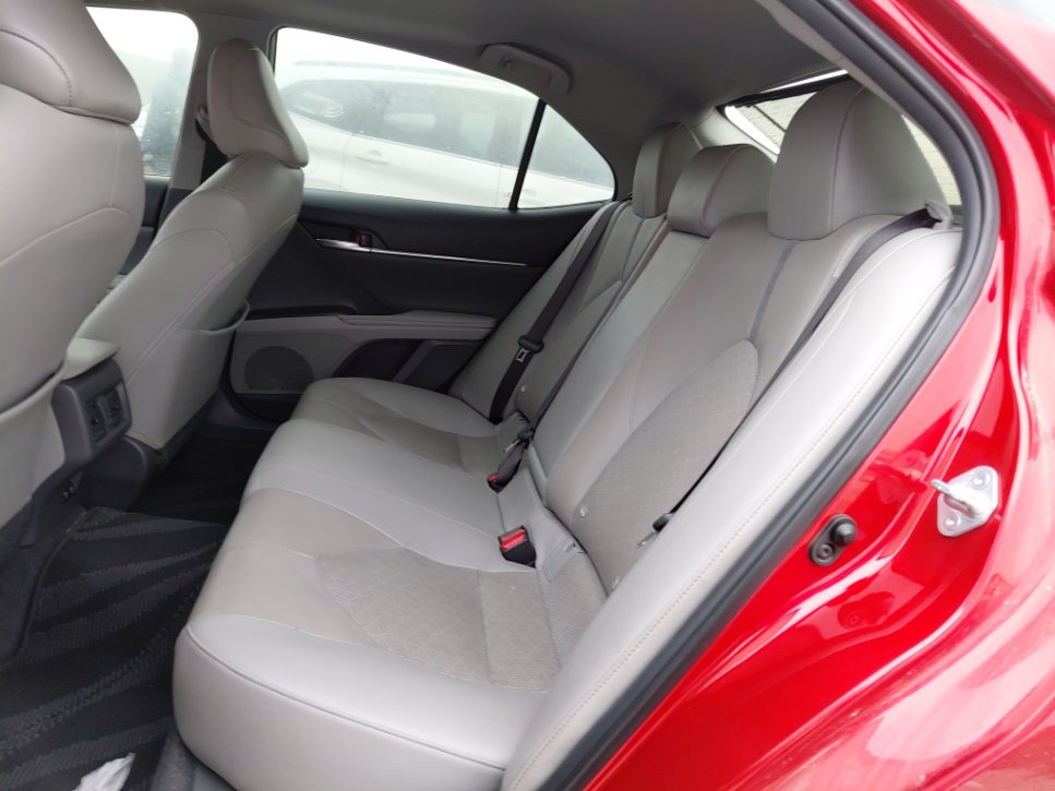 Toyota Camry SE 2021 image