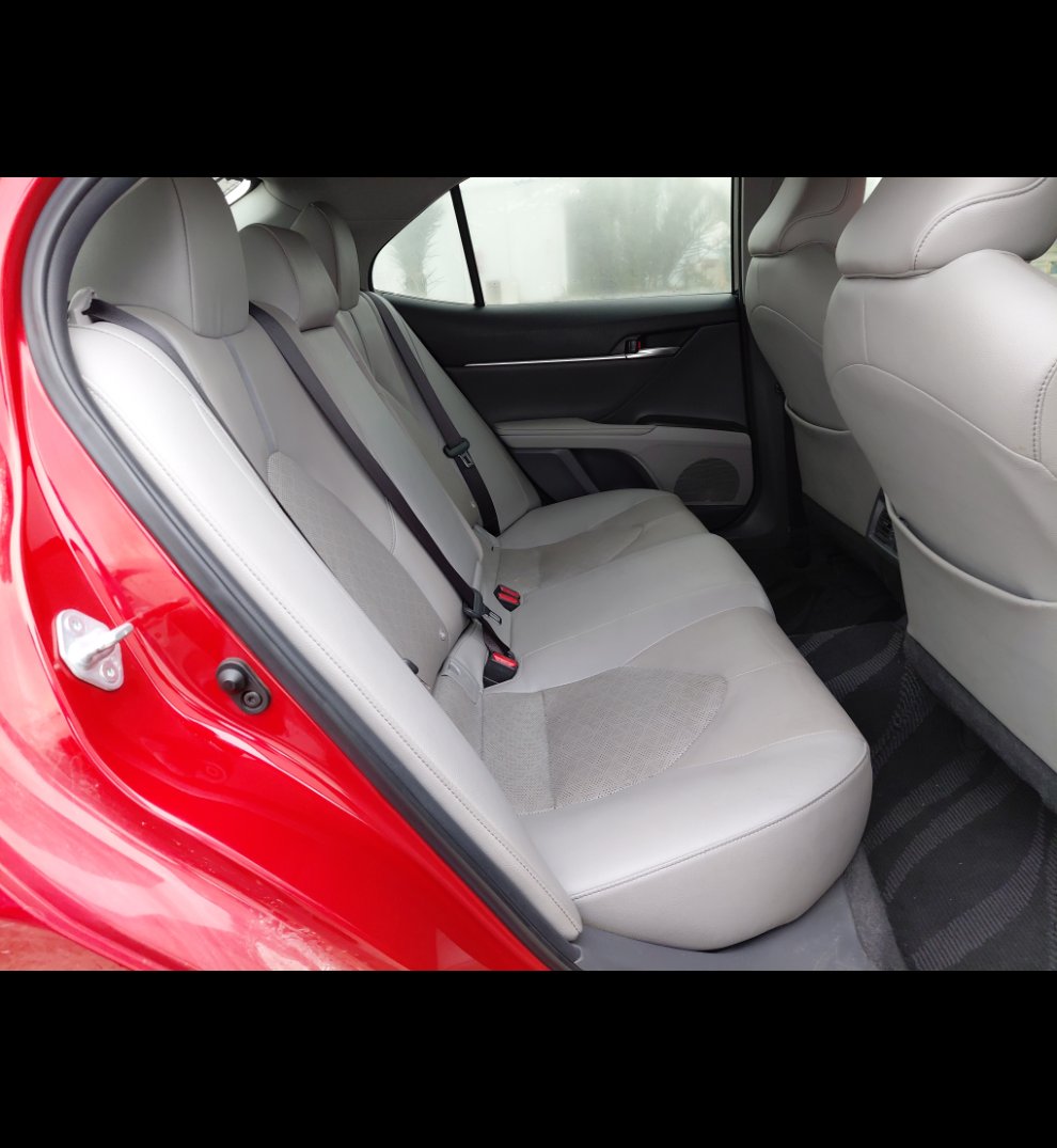 Toyota Camry SE 2021 image