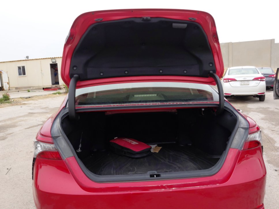 Toyota Camry SE 2021 image