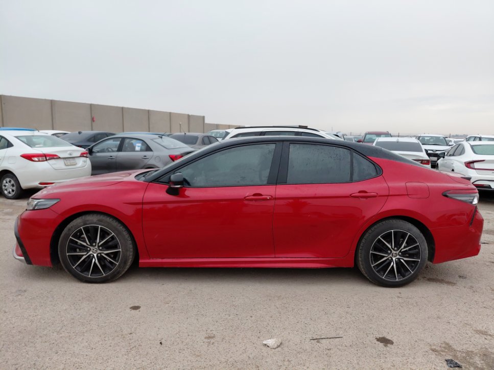 Toyota Camry SE 2021 image