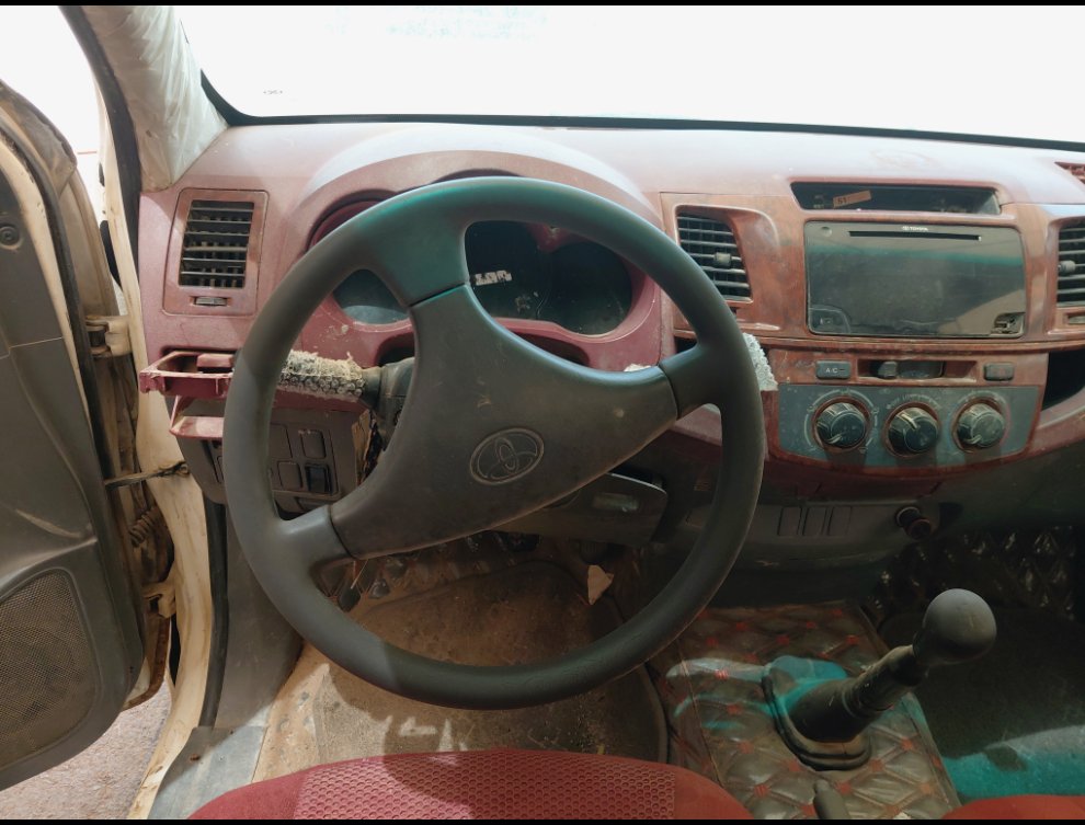 Toyota Hilux  2012 image