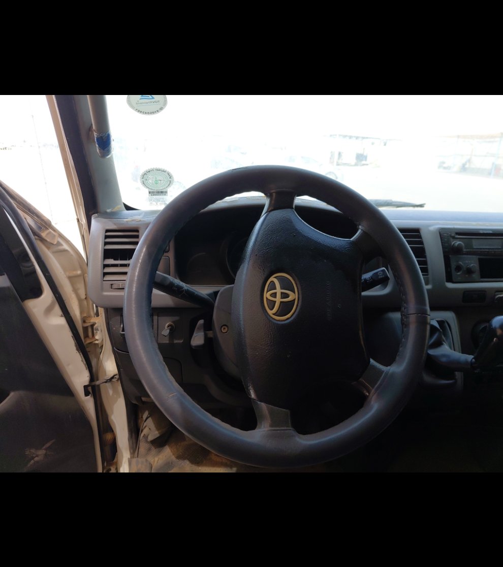 Toyota Hiace Bus  2011 image