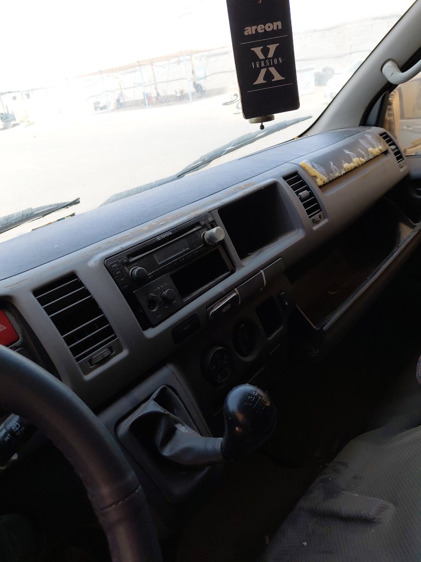 Toyota Hiace Bus  2011 image