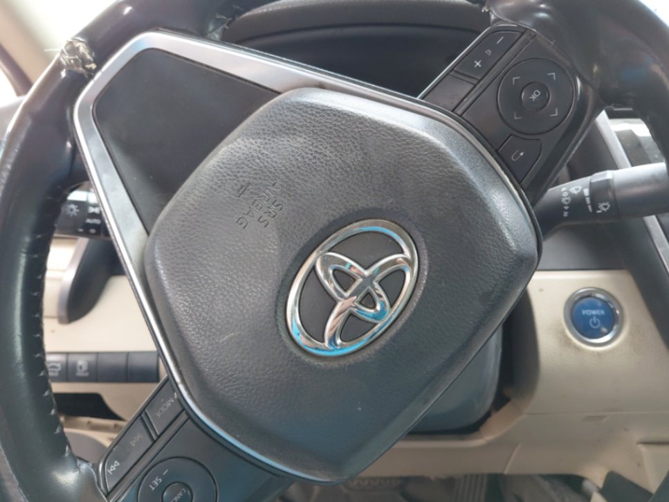 Toyota Camry LE HEV 2019 image