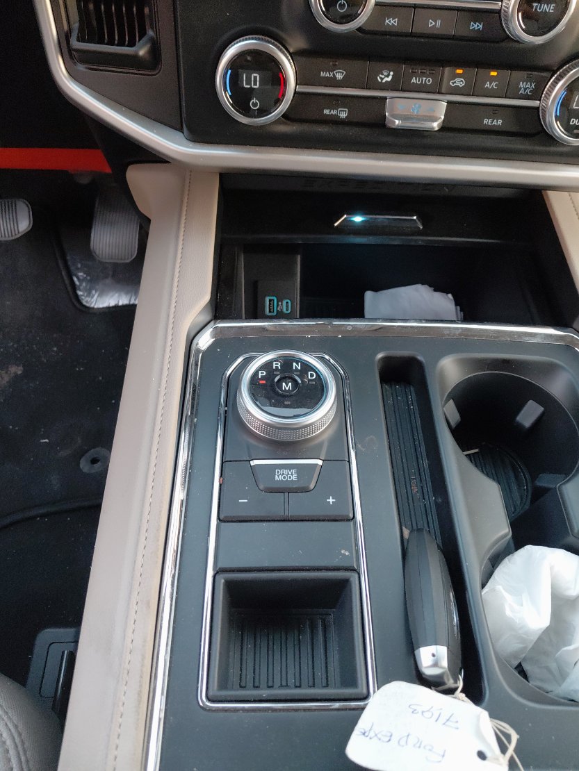 Ford Expedition XLT 2024 image