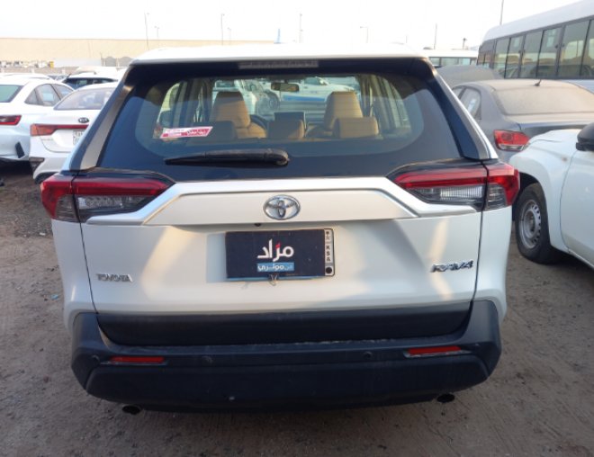 Toyota RAV4 LE 2024 image