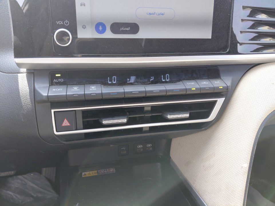 Toyota Camry LE 2025 image
