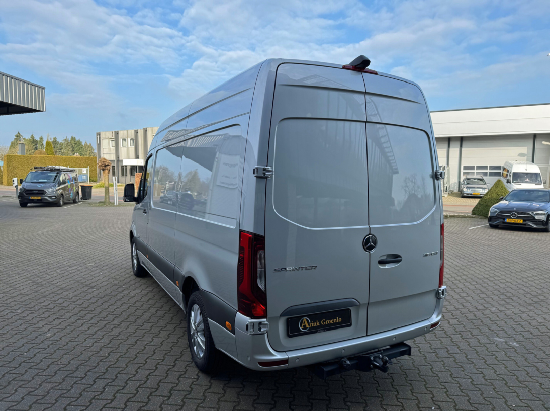 Vehicle 42953350 b52d4f88 12c4 4ab6 a5a6 37978cfb6e83