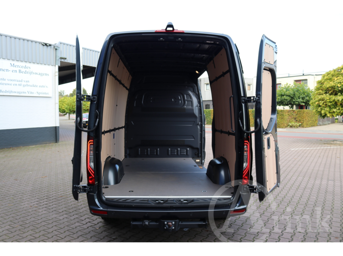 Vehicle 42953316 261e77e3 ba23 42ec b012 b980667c139f