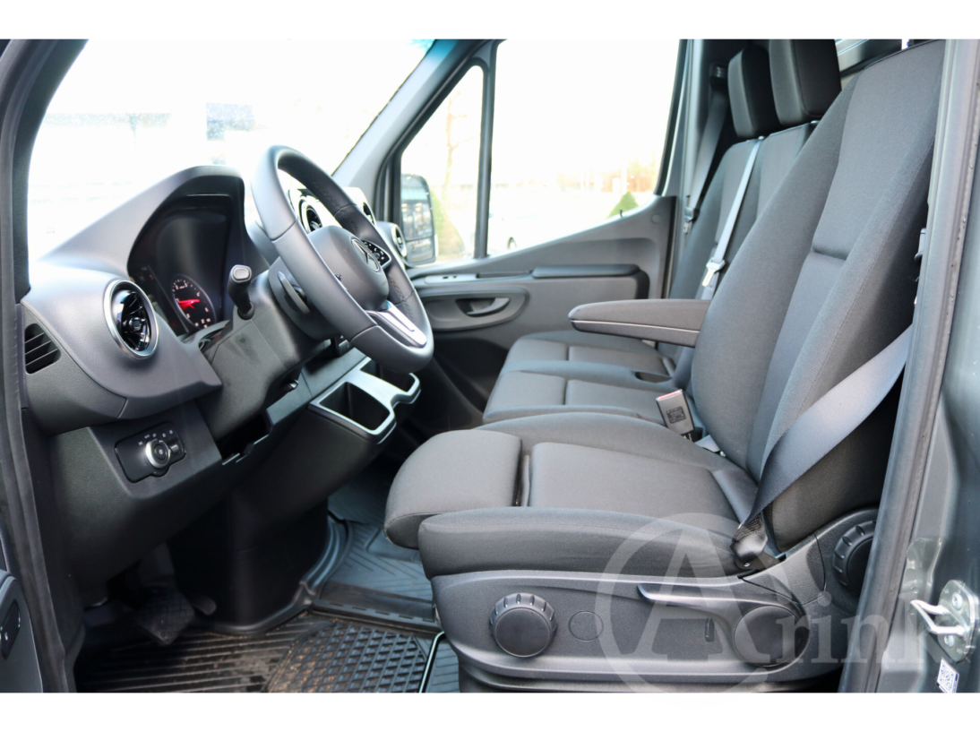 Vehicle 37131840 e9204750 3d71 4f6a b536 cde350d6110d