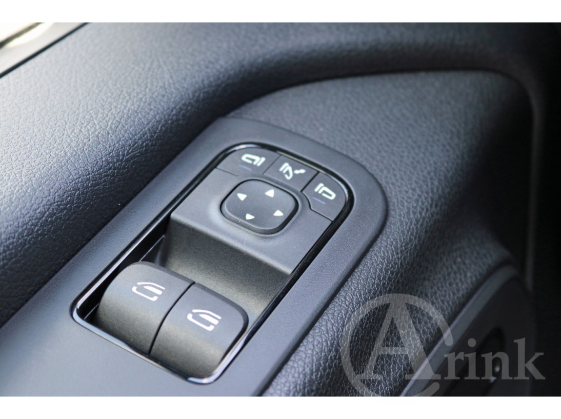 Vehicle 34277640 70a8ba00 57f8 49e8 b4e9 dcf0db2757e8