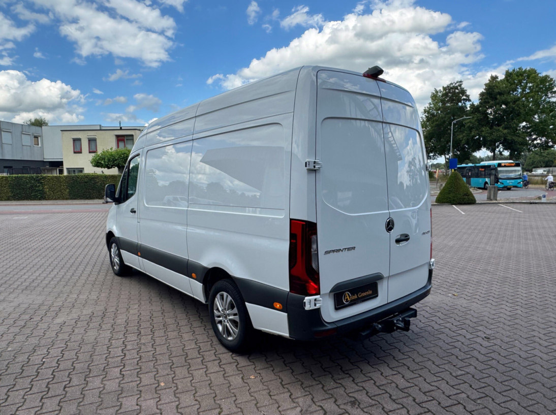 Vehicle 47281168 e5349c4b fe43 4a9b af30 d9e0d279797a