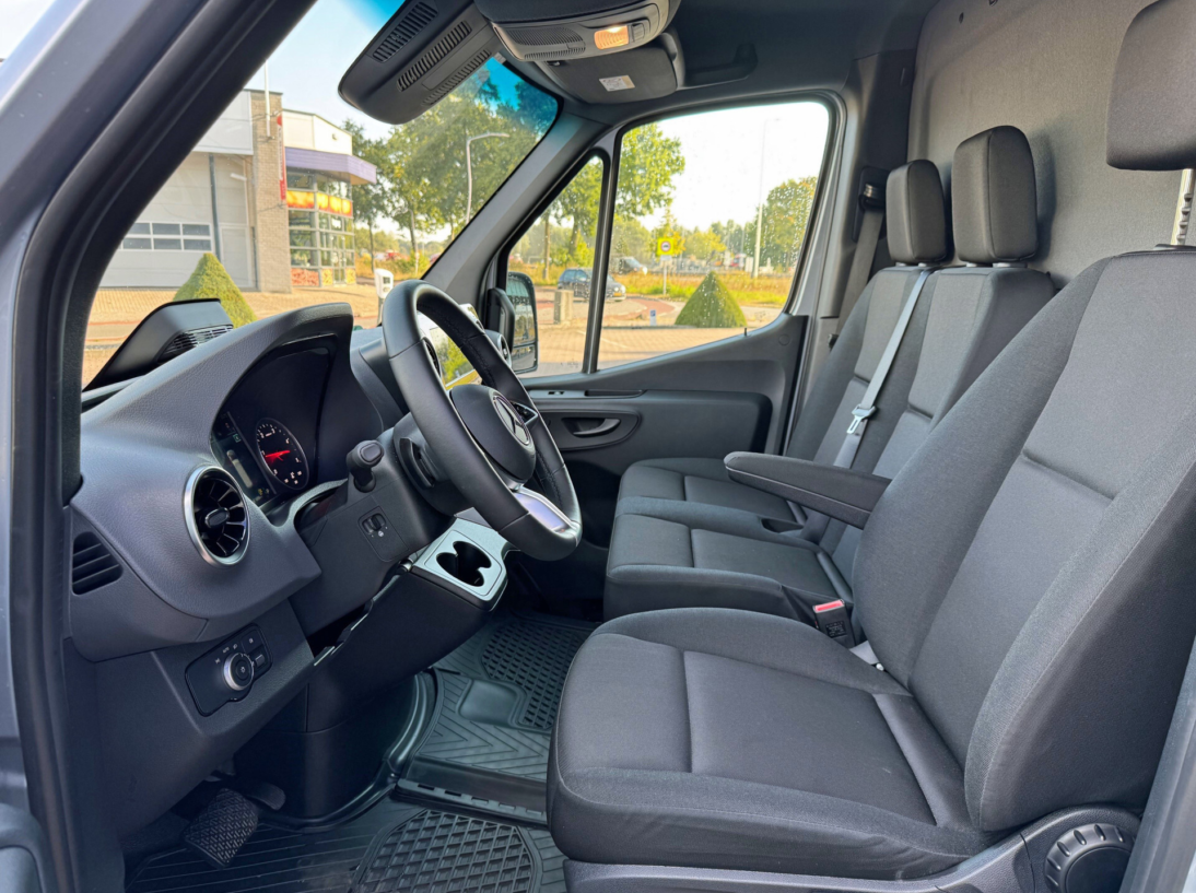 Vehicle 47209486 ebca8582 c126 40db 9378 9cc78c34e007