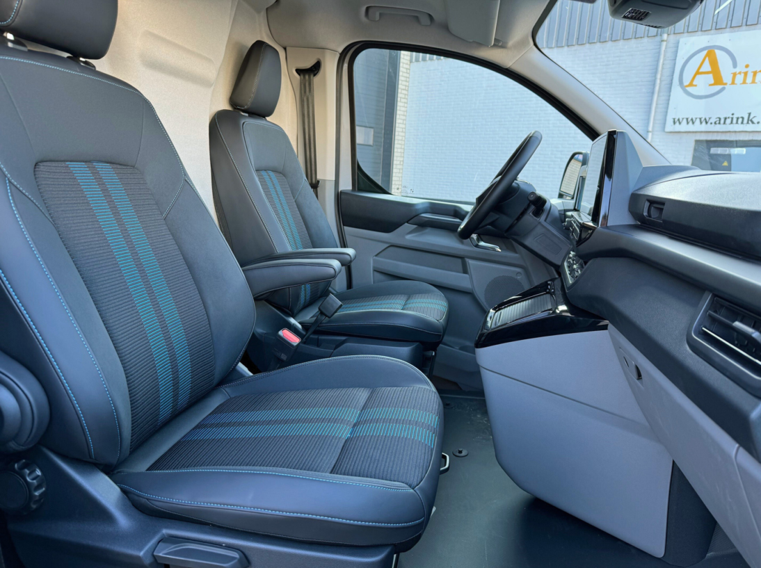 Vehicle 42731668 e2a34e45 0689 4365 bd6d a55c884e40e5