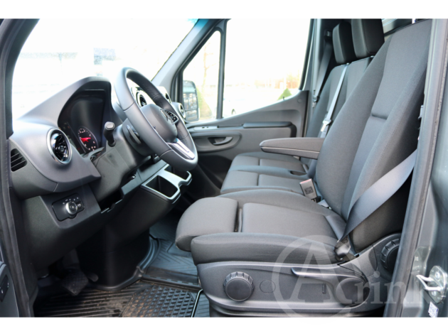 Vehicle 37131840 e9204750 3d71 4f6a b536 cde350d6110d