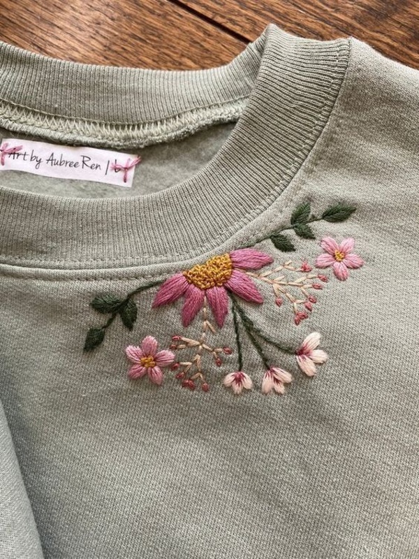 Små blommor broderade på kläder