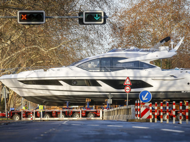 Mega-Yachten im Straßenverkehr