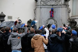 Manneken-Pis enfile son costume d'étudiant de la Fac' de Médecine de Mons !