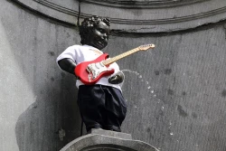 Manneken-Pis enfile son costume du Hard Rock Café