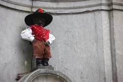 Manneken-Pis enfile son costume de la Slovénie