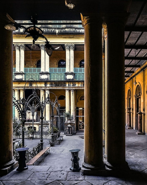 CALCUTTA: Bengali Palaces & Vestiges of Her Majesty’s Empire, Photographs by Fabien de Cugnac & François Loze