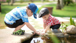 Verveelt je kind zich tijdens de vakantie? Zo pakken andere ouders dat aan