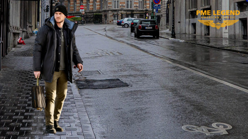 Mode à Bruxelles : le duo chemise casual et pantalon chino, entre élégance urbaine et décontraction maîtrisée