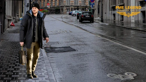 Mode à Bruxelles : le duo chemise casual et pantalon chino, entre élégance urbaine et décontraction maîtrisée