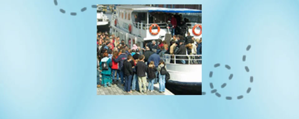 Een haven, enkele boten en cruises