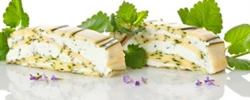 Millefeuille van courgette en geitenkaas gewikkeld in hondsdraf
