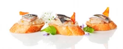 Crostini met sardines en uienconfituur