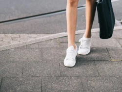 Les baskets blanches. Un it incontournable ?