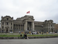 La copie péruvienne du Palais de Justice de Bruxelles