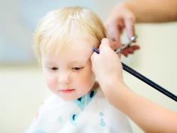 La première coupe de cheveux des enfants