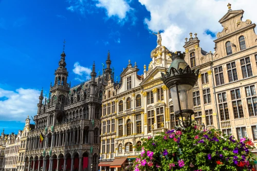 La Grand-Place de Bruxelles a de nouveau un fleuriste en face de l'Hôtel de Ville