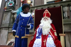 Le grand saint Nicolas approche de vos cheminées, à vos petits souliers !