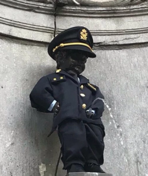 Manneken-Pis enfile son costume de douanier !