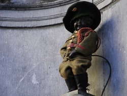 Manneken-Pis enfile son costume de Chasseur ardennais !