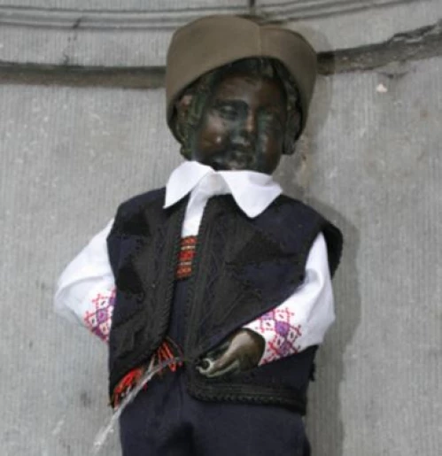 Manneken-Pis enfile son costume traditionnel serbe !