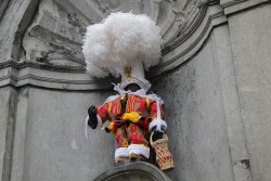 Manneken-Pis enfile son costume de Gille de Binche !