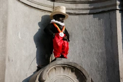 Manneken-Pis enfile son nouveau costume de Noiraud !