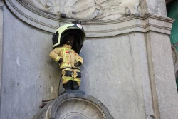 Manneken-Pis enfile son costume de pompier en hommage aux victimes des attentats de 2016