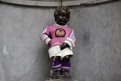 Manneken-Pis enfile son costume de joueur du RSC Anderlecht