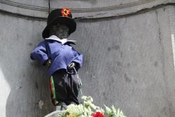 Manneken-Pis enfile son costume de Gardevil