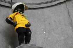 Manneken-Pis enfile son Maillot Jaune du Tour de France