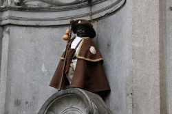 Manneken-Pis enfile son costume de saint Jacques de Compostelle